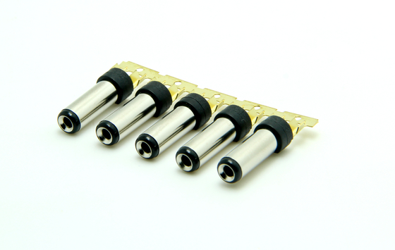 Τύπος βαρέλις συσκότισης 10A 12V 5,5 * 2,5 mm Σύρμα 18 AWG - 26 AWG Άνδρας DC συνδέσεις πλέγματος