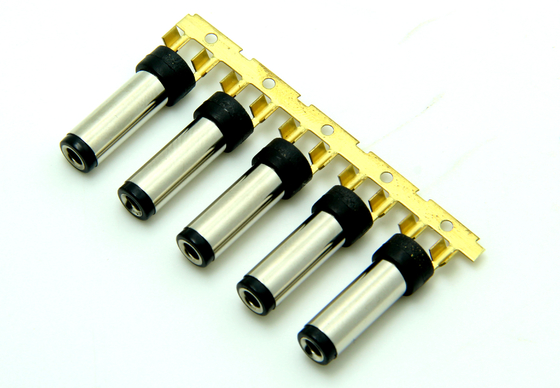 Τύπος βαρέλις συσκότισης 10A 12V 5,5 * 2,5 mm Σύρμα 18 AWG - 26 AWG Άνδρας DC συνδέσεις πλέγματος